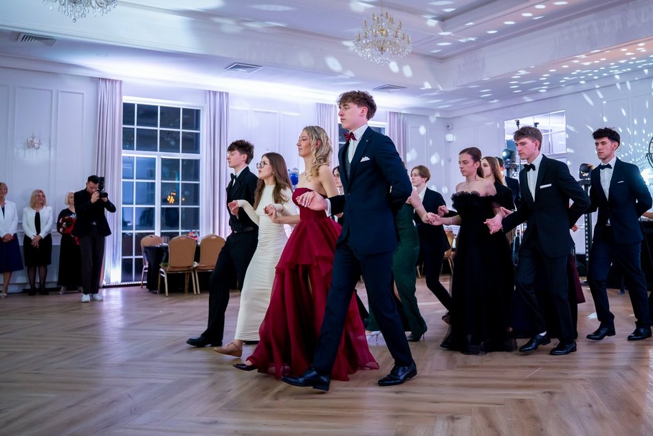 Łódź. Studniówka IV LO w Łodzi. Kreacje, które zapierały dech i radość na twarzach młodzieży