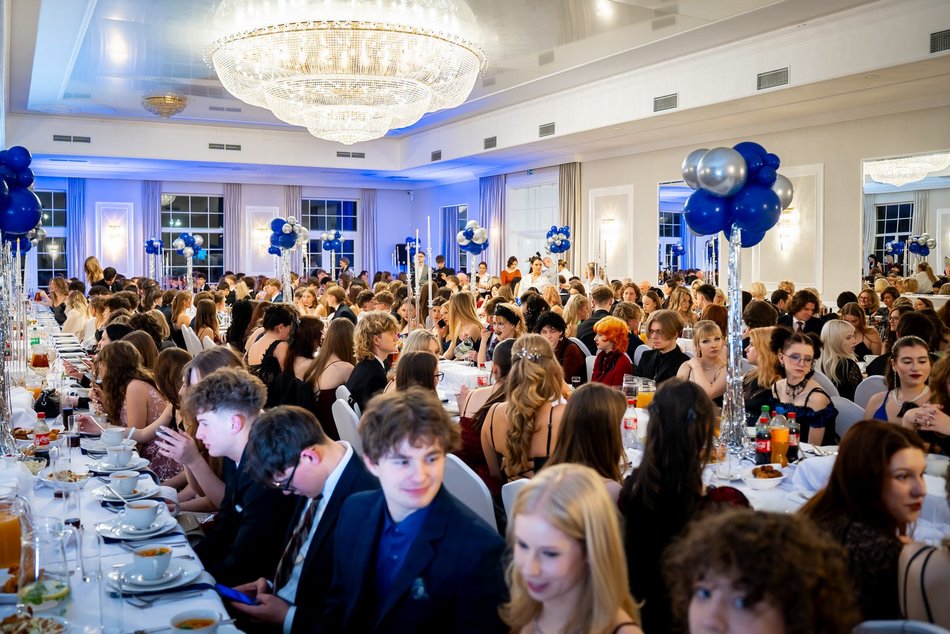 Łódź. Studniówka IV LO w Łodzi. Kreacje, które zapierały dech i radość na twarzach młodzieży