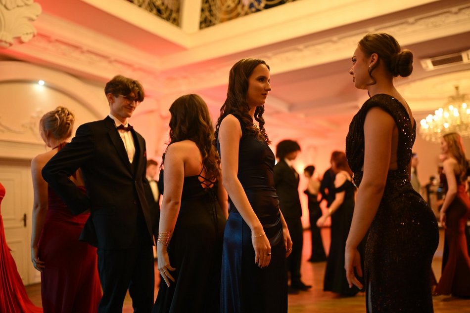 Studniówka III LO w Łodzi. Szyk i elegancja w Białym Pałacu