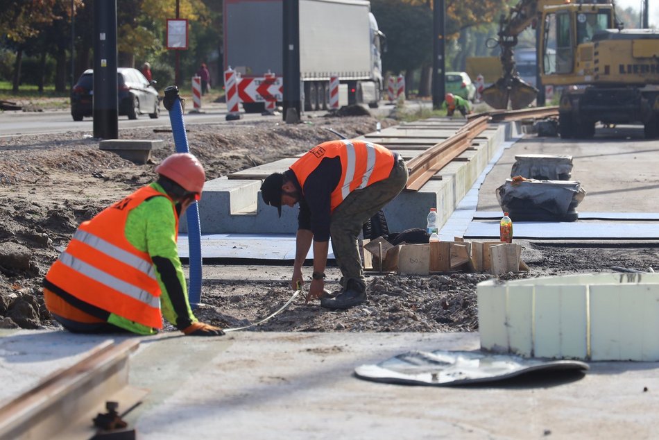 Remont Śmigłego-Rydza. Trwa układanie szyn tramwajowych