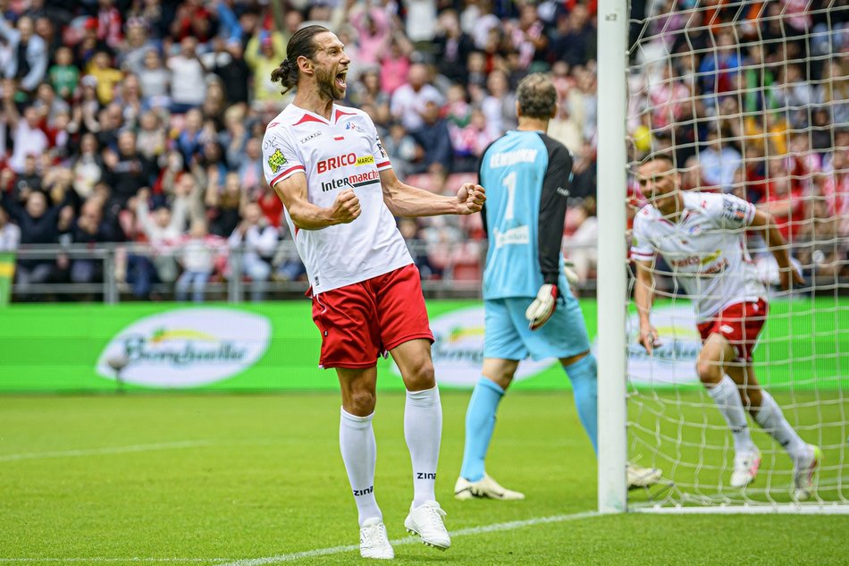 Łódź. Mecz Gwiazd w Łodzi. Na murawie Boniek, Krzynówek, Krychowiak