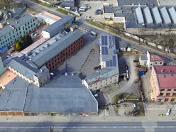 Dawne fabryki wzniesiono wzdłuż kanałów rzek Jasienia i Wólki