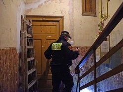 strażnicy miejscy nocą