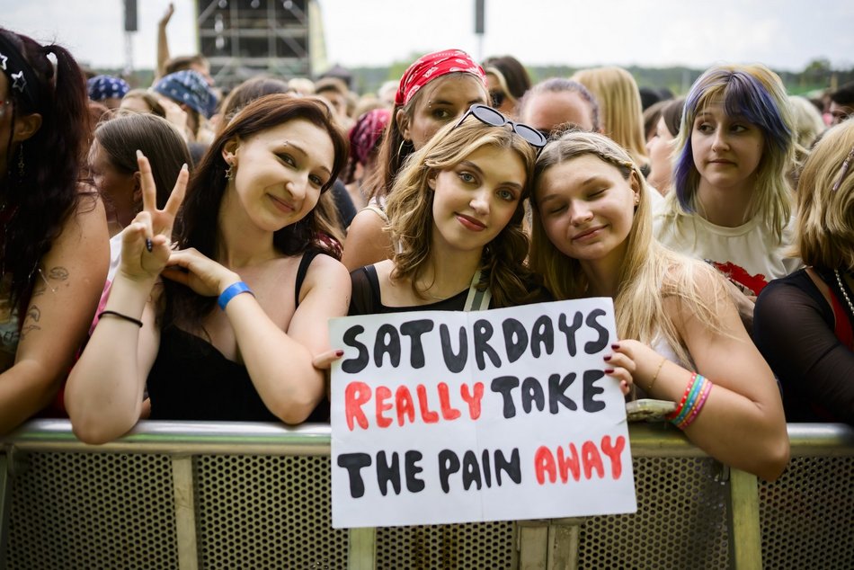 Tłumy fanek Louisa Tomlinsona przed wejściem na Łódź Summer Festival 2025