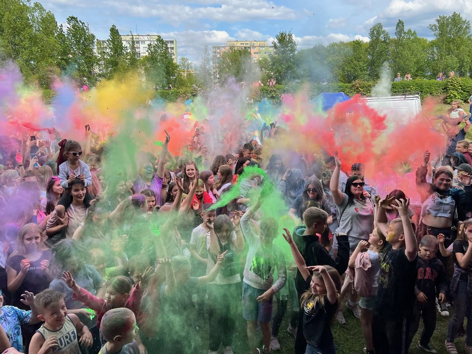 Festiwal Kolorów - tłum obsypany kolorowym proszkiem