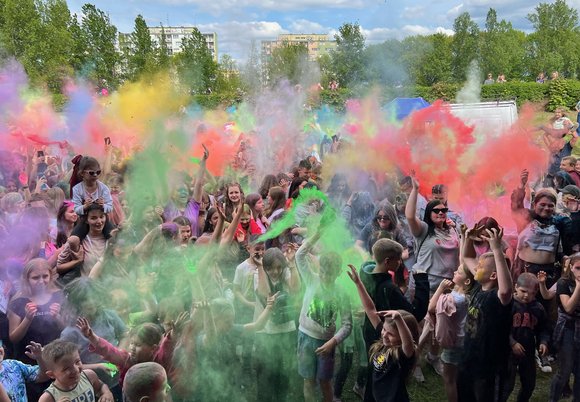 Festiwal Kolorów - tłum obsypany kolorowym proszkiem