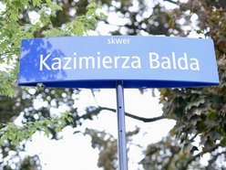 tabliczka z nazwą skweru