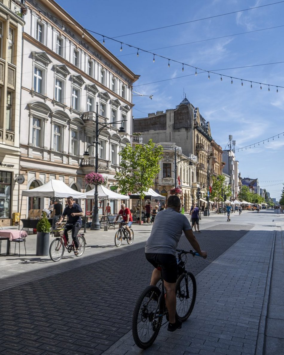 ludzie w centrum miasta