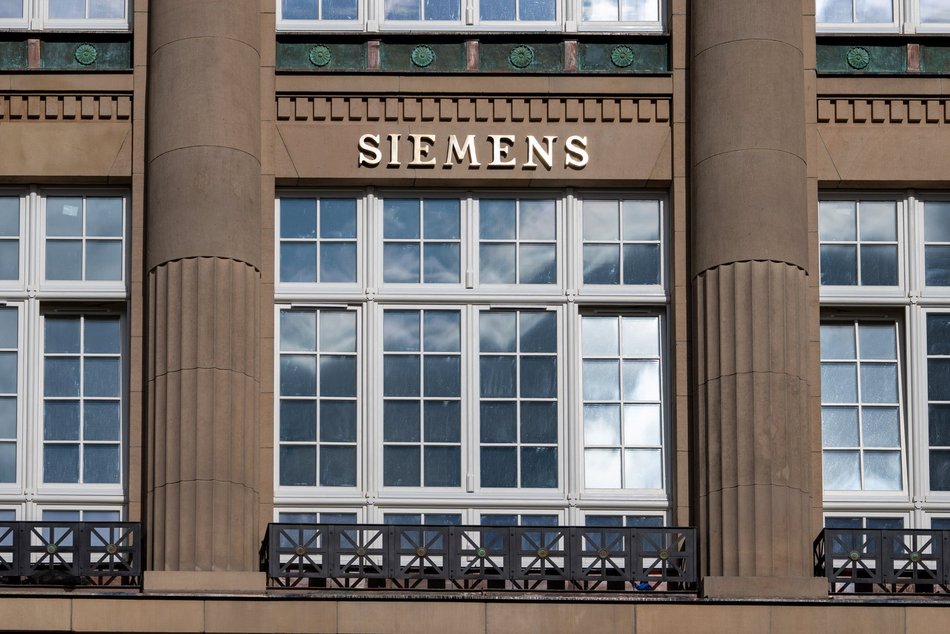 Łódź. Kamienica Siemensa w Łodzi odsłoniła elewację. Zegar, ażurowe balustrady, balkony i więcej