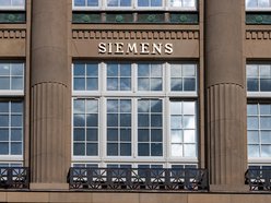 Łódź. Kamienica Siemensa w Łodzi odsłoniła elewację. Zegar, ażurowe balustrady, balkony i więcej