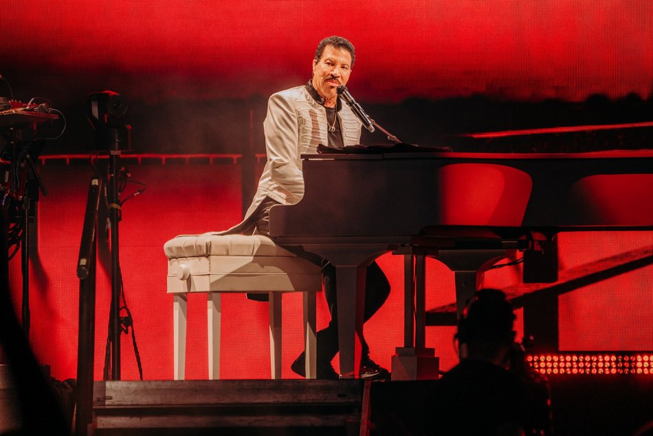 Łódź. Lionel Richie w Łodzi. Ponadczasowe hity porwały publiczność w Atlas Arenie