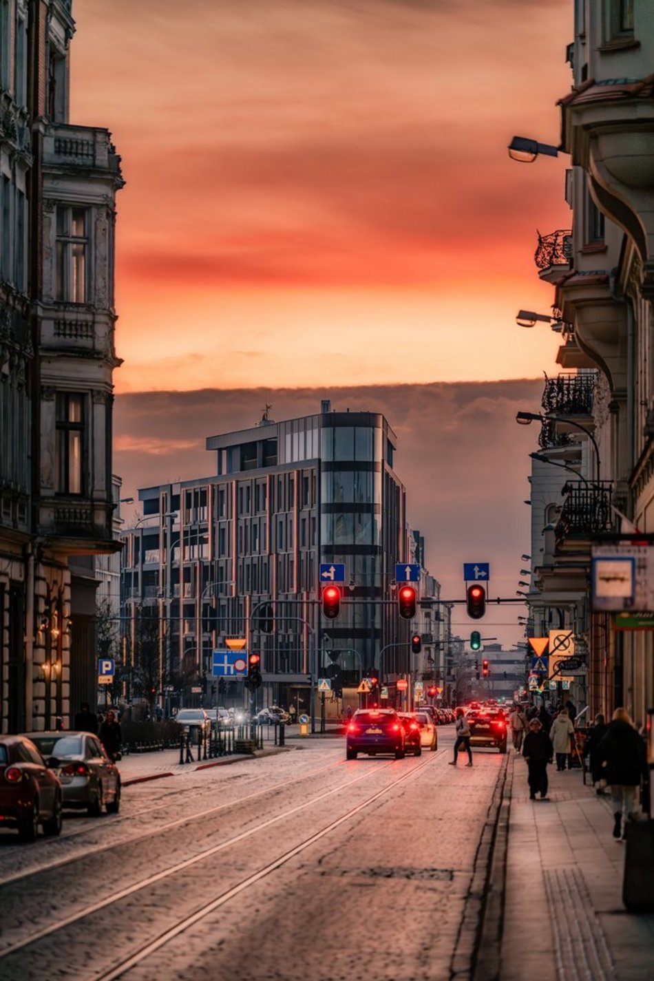 Łódź. New Iron w Łodzi o zachodzie słońca. Widok zapiera dech w piersiach!