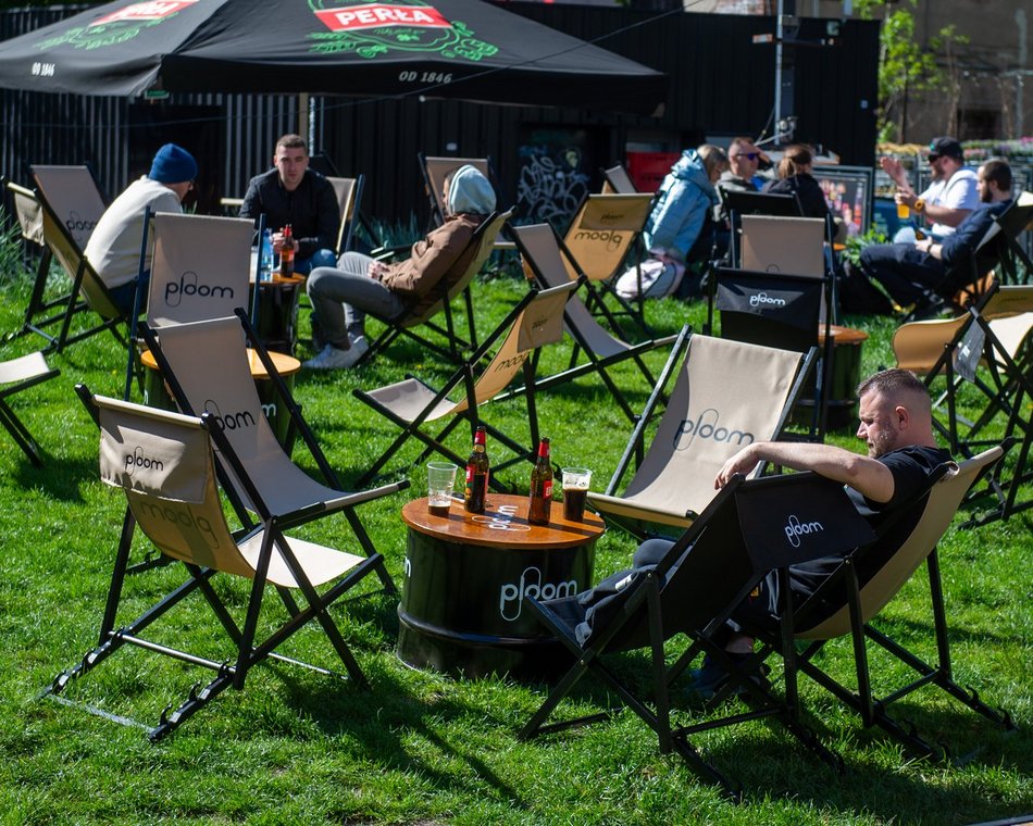 Łódź. Tłumy łodzian w ogródkach na Piotrkowskiej. Tam już czuć majówkę! [ZDJĘCIA]