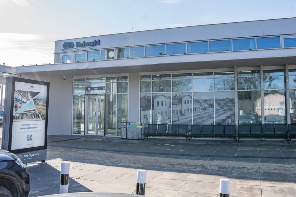 Łódź. Remont dworca w Koluszkach. Nowy parking, stacja rowerowa, przystanek autobusowy i więcej