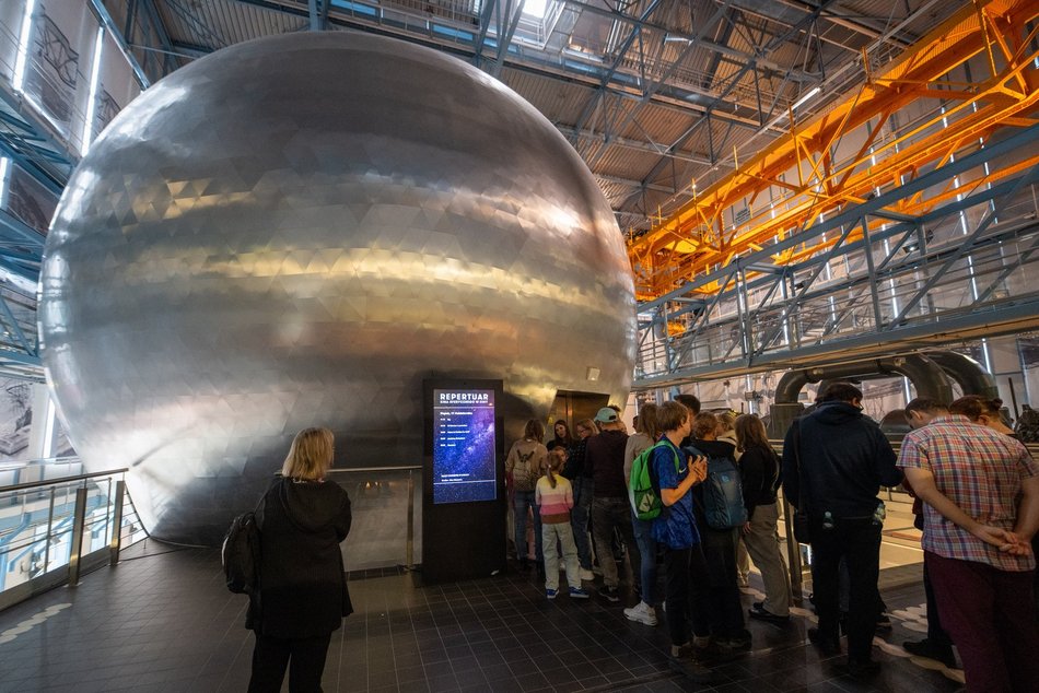 Łódź. Sławosz Uznański-Wiśniewski w EC1 Łódź. Tłumy łodzian na spotkaniu z astronautą