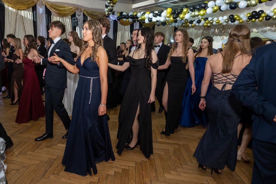 Łódź. Studniówka XXVI LO w Łodzi. Ależ oni zatańczyli... i jak pięknie wyglądali!