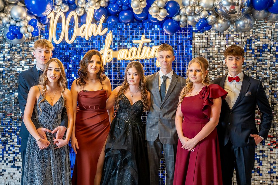 Łódź. Studniówka IV LO w Łodzi. Kreacje, które zapierały dech i radość na twarzach młodzieży