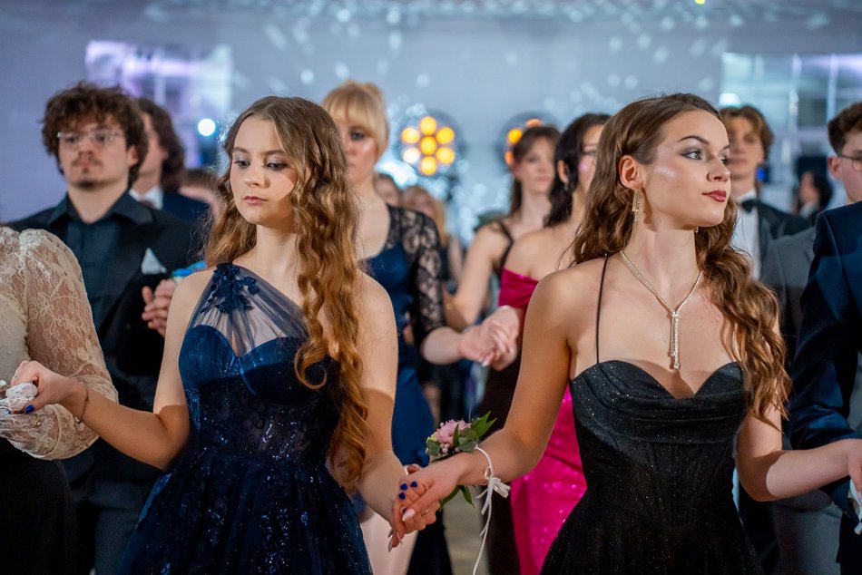 Łódź. Studniówka IV LO w Łodzi. Kreacje, które zapierały dech i radość na twarzach młodzieży