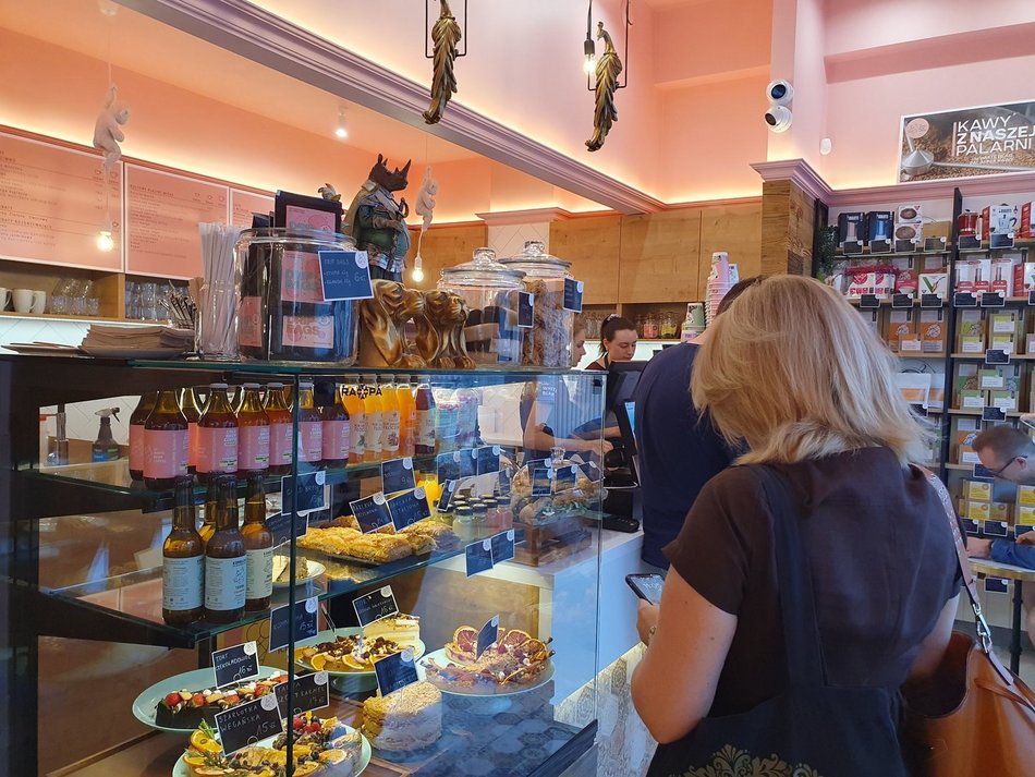 The White Bear Coffee już w Łodzi. Kolorowa kawiarnia kusi wystrojem i kawą speciality