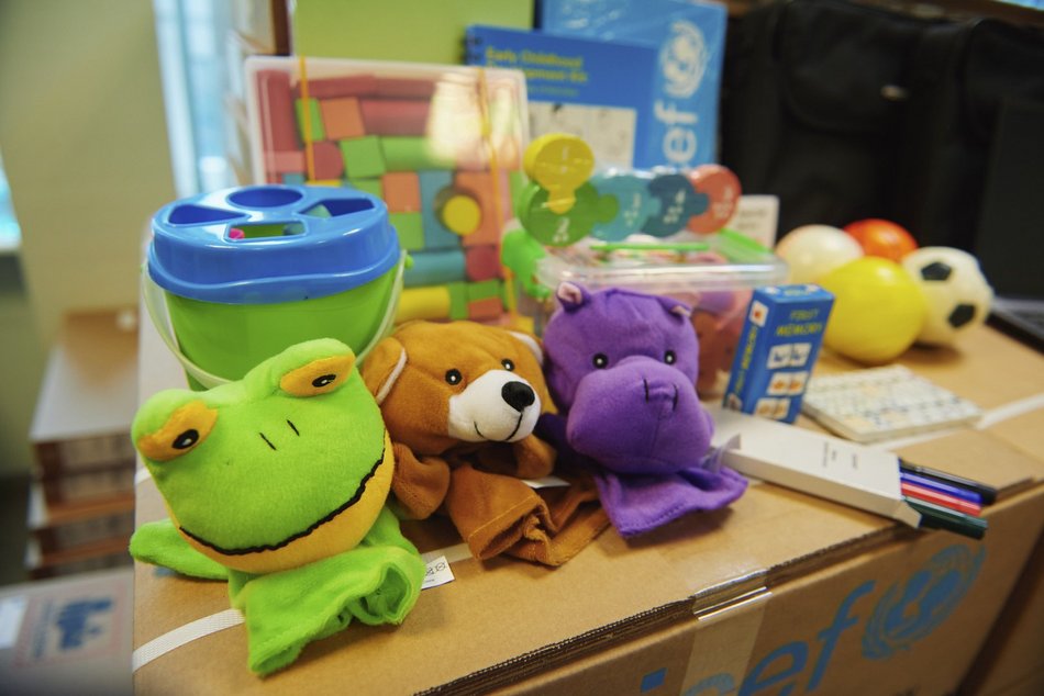 300 ноутбуків і валіз, наповнених іграшками, для шкіл і дитсадків у Лодзі. Це подарунки від ЮНІСЕФ