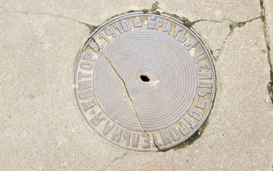 zabytkowe włazy kanalizacyjne w Łodzi