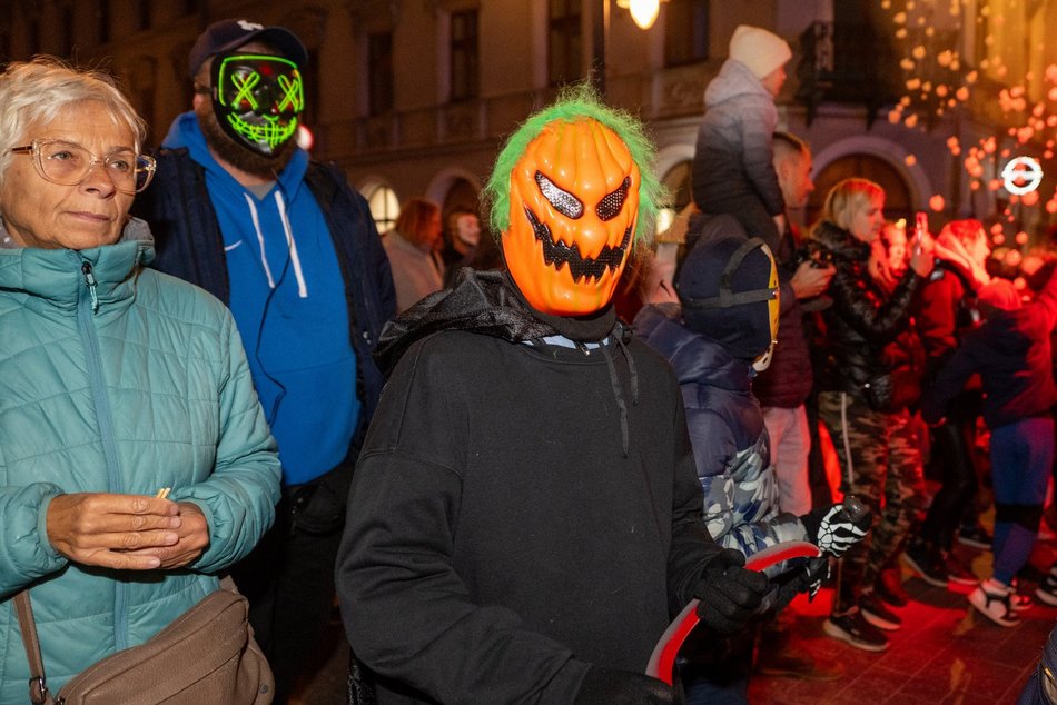 Łódź. Halloweenowa parada przeszła Piotrkowską w Łodzi. Tłumy duchów, czarownic i zombie!