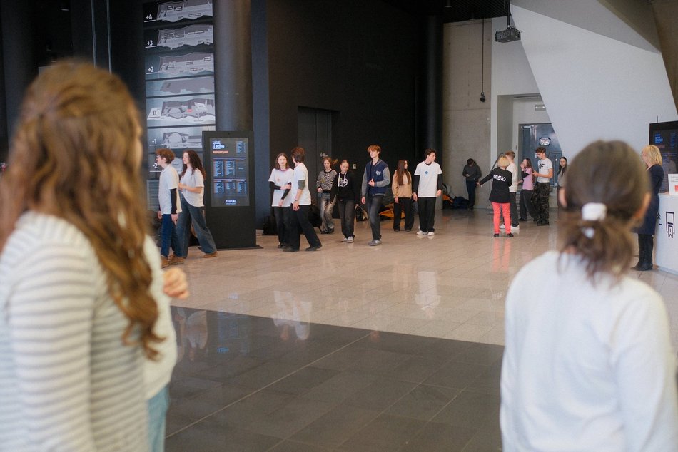 Łódź. Licealiści z Łodzi zatańczyli Belgijkę! Wielkie świętowanie Międzynarodowego Dnia Licealisty