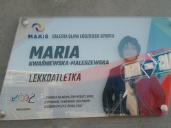 Łódź. Wybitna lekkoatletka i olimpijka uhonorowana! W Atlas Arenie odsłonięto pamiątkową tablicę