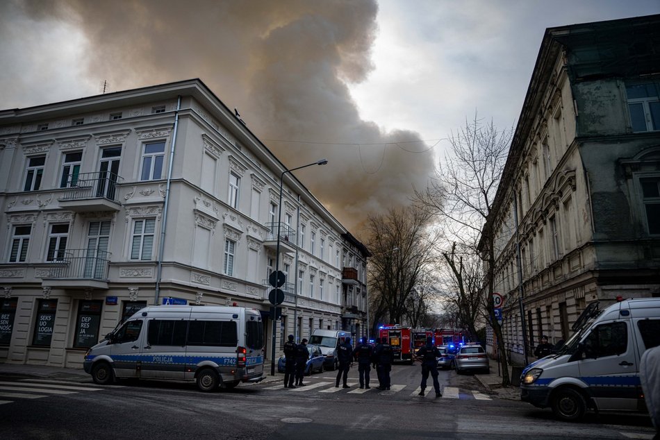 dym z pożaru w mieście