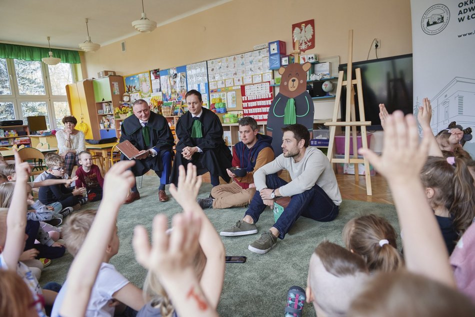 Akcja "Bajeczni Adwokaci" w Przedszkolu Miejskim nr 141 w Łodzi. Adwokaci czytali przedszkolakom książkę o swojej pracy