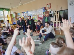 Akcja "Bajeczni Adwokaci" w Przedszkolu Miejskim nr 141 w Łodzi. Adwokaci czytali przedszkolakom książkę o swojej pracy