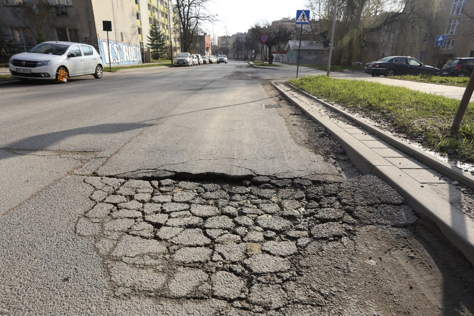 Dziury w nawierzchni - ulica Boya-Żeleńskiego