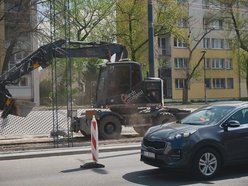 Kładą asfalt na Śmigłego-Rydza. Druga warstwa od Ronda Broniewskiego do centrum