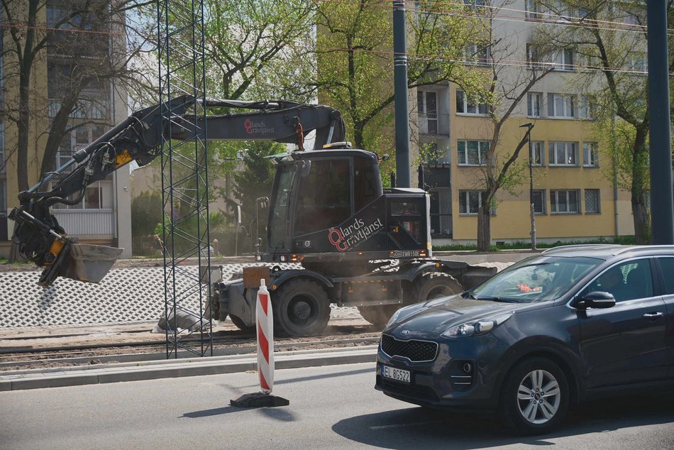 Kładą asfalt na Śmigłego-Rydza. Druga warstwa od Ronda Broniewskiego do centrum