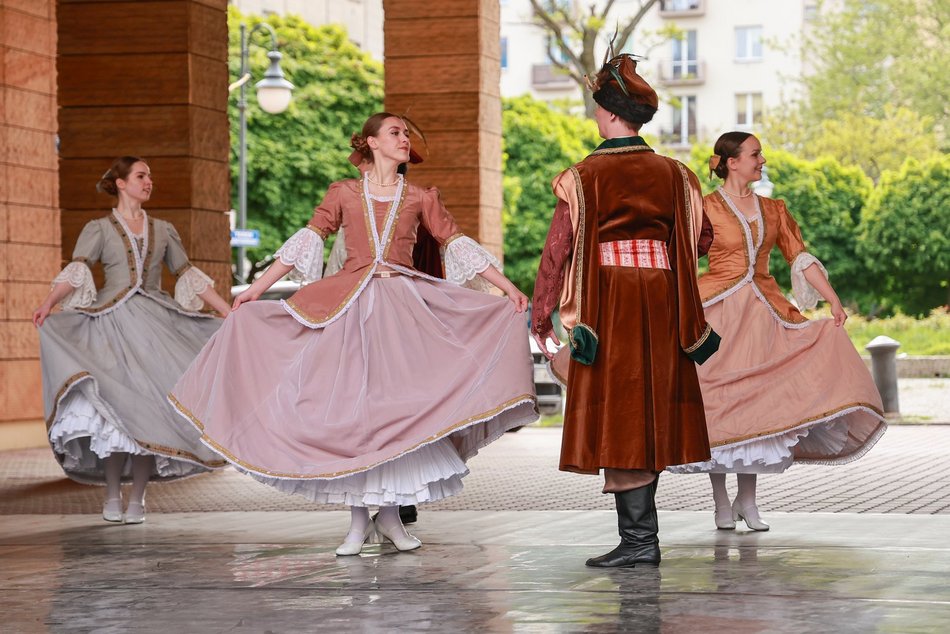 Łódź. Łodzianie uczcili je tańcem przy pomniku pisarza