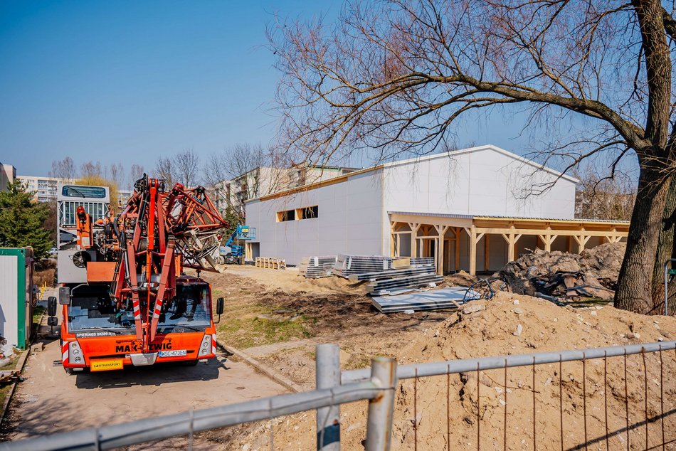 Łódź. Nowa hala sportowa przy Szkole Podstawowej nr 67 w Łodzi pnie się w górę. Kiedy otwarcie?