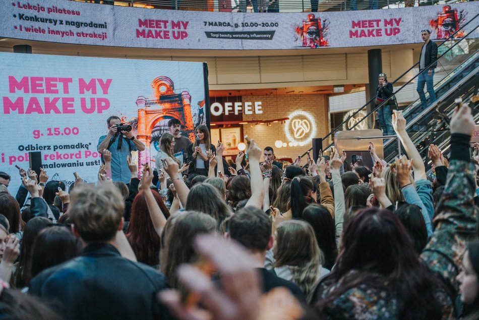 Łódź. Rekord malowania ust w Manufakturze w Łodzi pobity! Byłaś? Znajdź się na zdjęciach!
