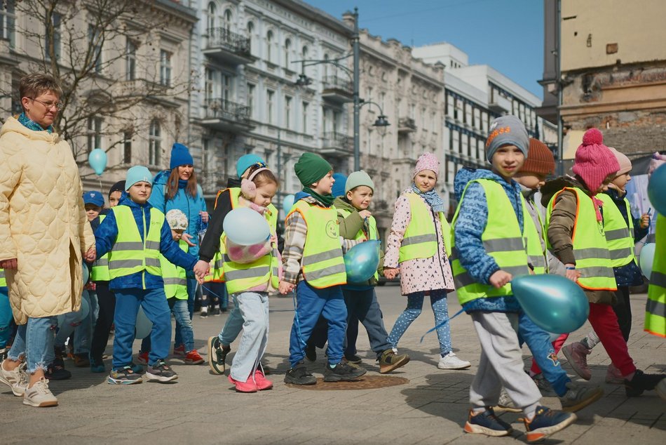 Łódź. Światowy Dzień Autyzmu. Przedszkolaki przemaszerowały Piotrkowską!