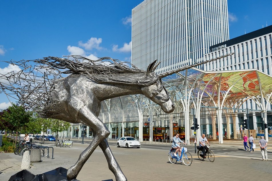 Łódź. Pomnik Jednorożca przy przystanku Piotrkowska Centrum