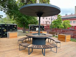 Łódź, skwer Kunki, zadaszony stół