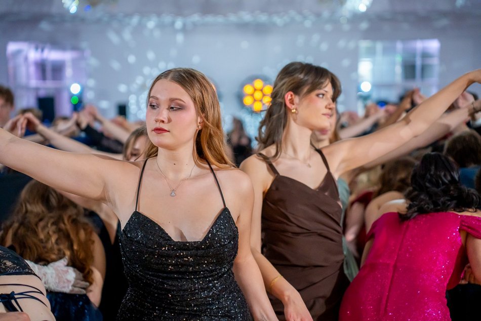 Łódź. Studniówka IV LO w Łodzi. Kreacje, które zapierały dech i radość na twarzach młodzieży