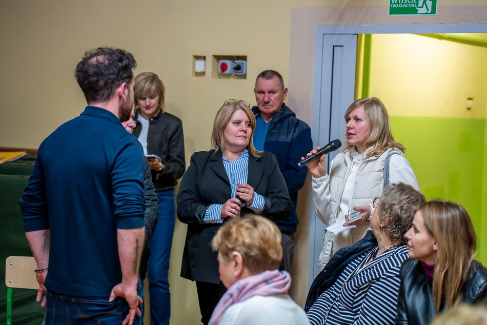 Łódź. Spotkanie o remontach dróg na Chojnach i Dąbrowie. Po raz kolejny wysoka frekwencja