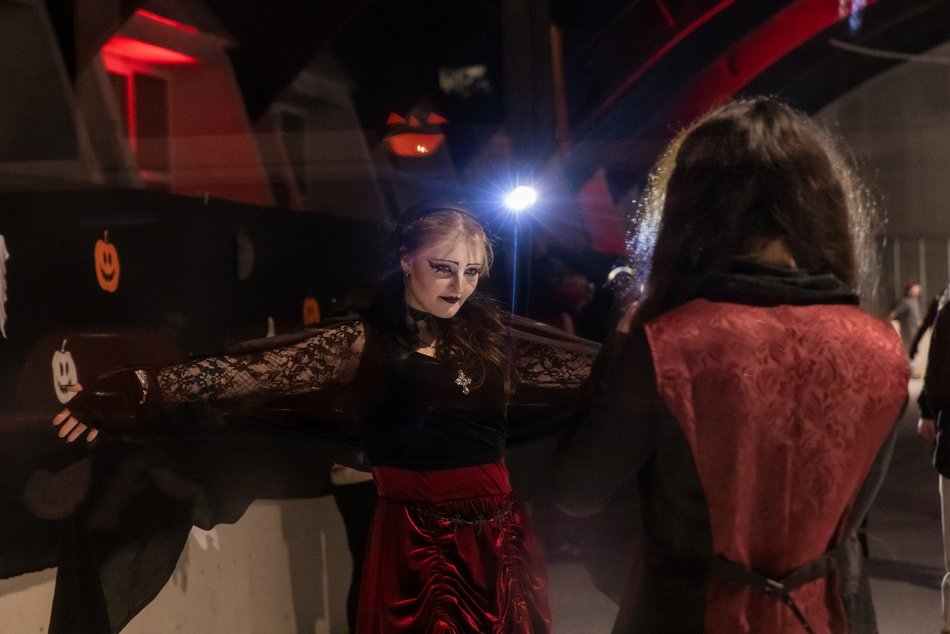 Łódź. Halloween na lodowisku Bombonierka w Łodzi. Królestwo duchów i zjaw na lodzie