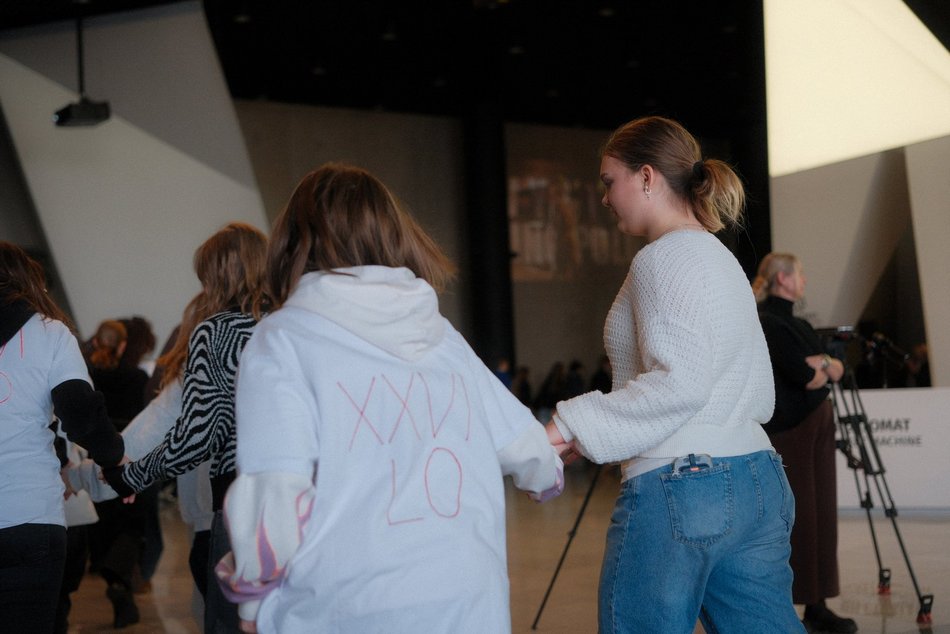 Łódź. Licealiści z Łodzi zatańczyli Belgijkę! Wielkie świętowanie Międzynarodowego Dnia Licealisty