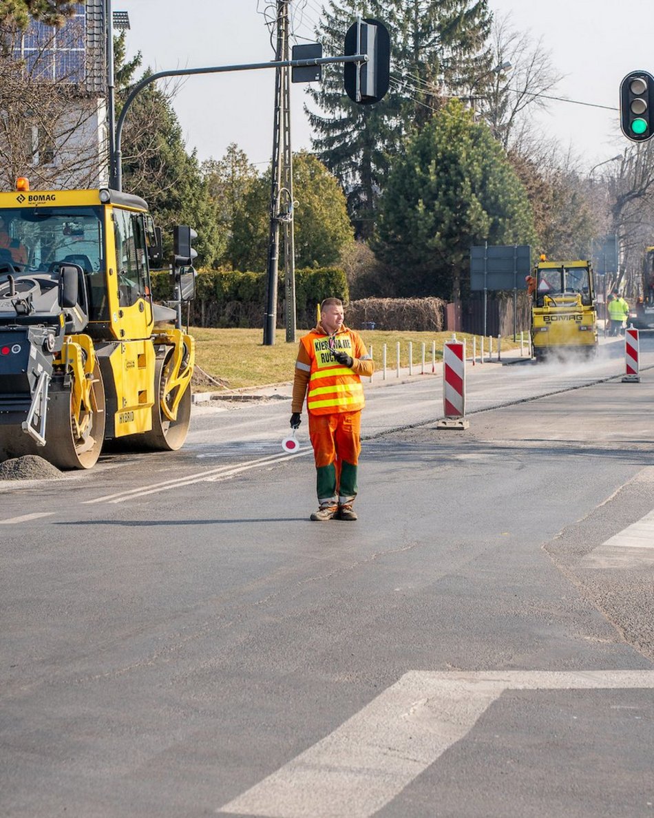Łódź. Remont Brzezińskiej na finiszu. Jezdnia i chodniki już gotowe