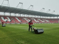 Murawa na stadionach w Łodzi po zimie. Trwają działania regeneracyjne i pielęgnacyjne