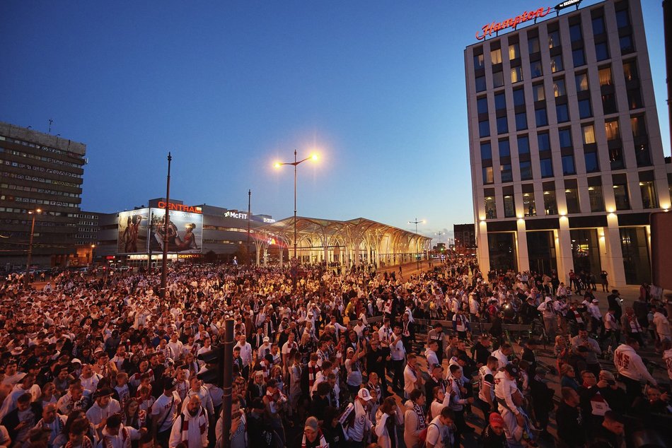 kibice i piłkarze świętują sukces