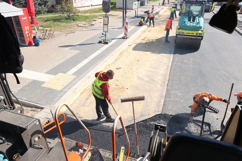 Łódź. Leją asfalt na Rondzie Broniewskiego w Łodzi! Remont Śmigłego-Rydza i Niższej zbliża się do końca!