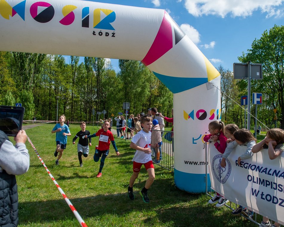 Łódź. XVII Bieg Olimpijczyków w parku Baden-Powella. Rywalizowali uczniowie szkół w Łodzi
