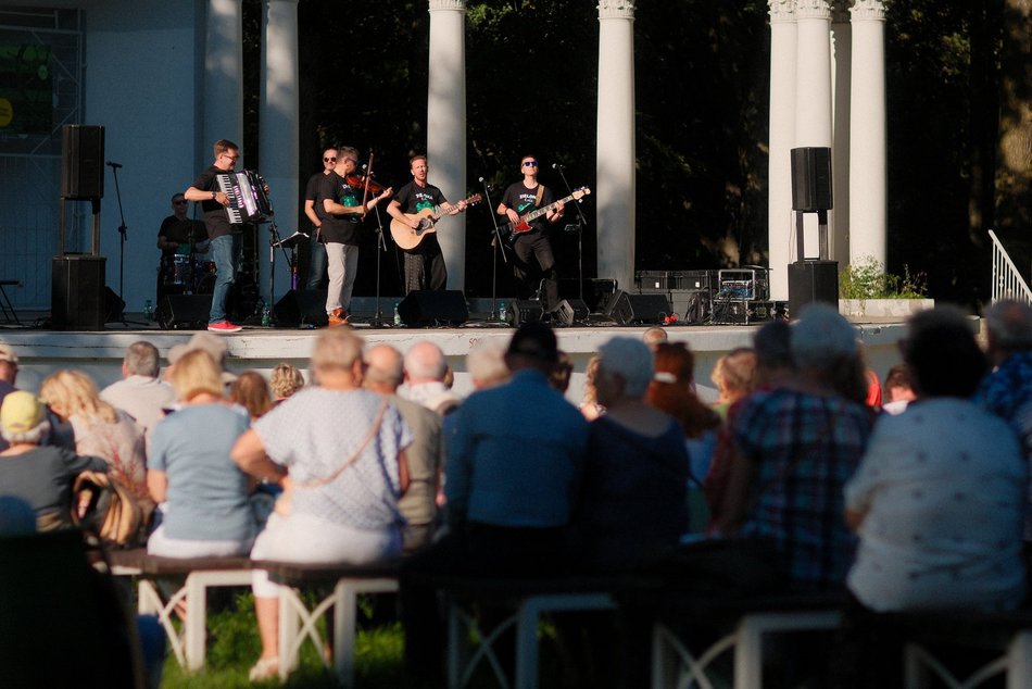 Łódź. Morskie opowieści w parku Julianowskim w Łodzi. Koncert zespołu Kapitan Thorn